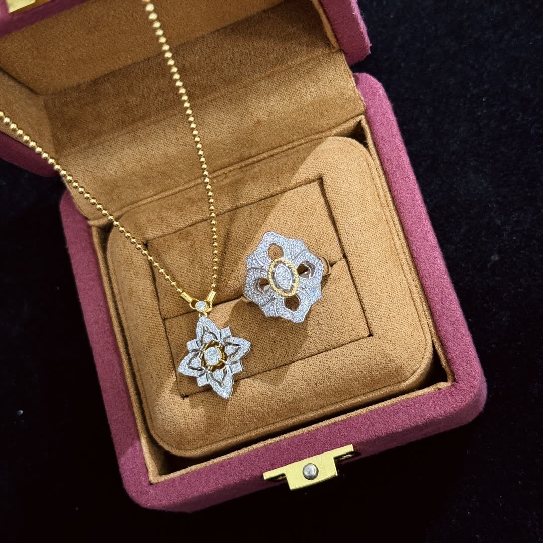 Van Cleef & Arpels Elegant Gold and Diamond Flower Pendant Necklace